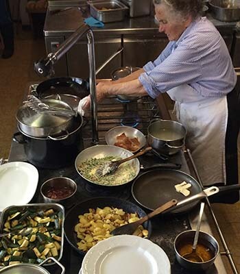 Frau Werner kocht traditionelle suedtiroler Gerichte im Gasthaus Wendlandthof bei Bozen
